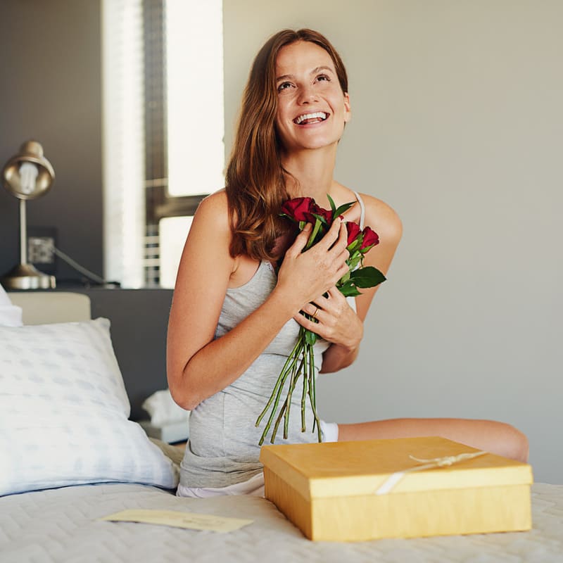 Vrouw verrast met bloemen in leidsche rijn