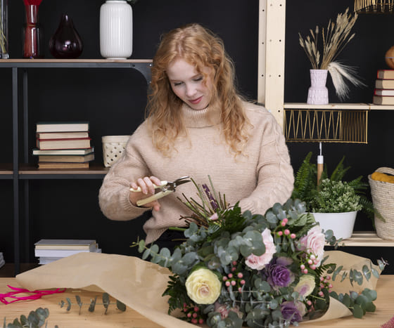 Vrouwelijke bloemist in Odijk maakt een boeket