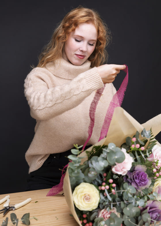 Bos bloemen word met aandacht verpakt