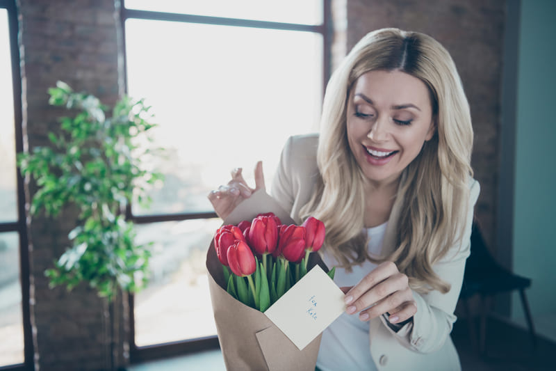 Vrouw krijgt bijzondere bos bloemen in Utrecht