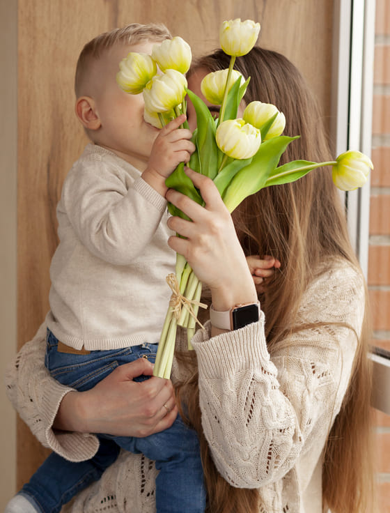 Zoon verrast moeder in Houten met een bezorgde bos bloemen