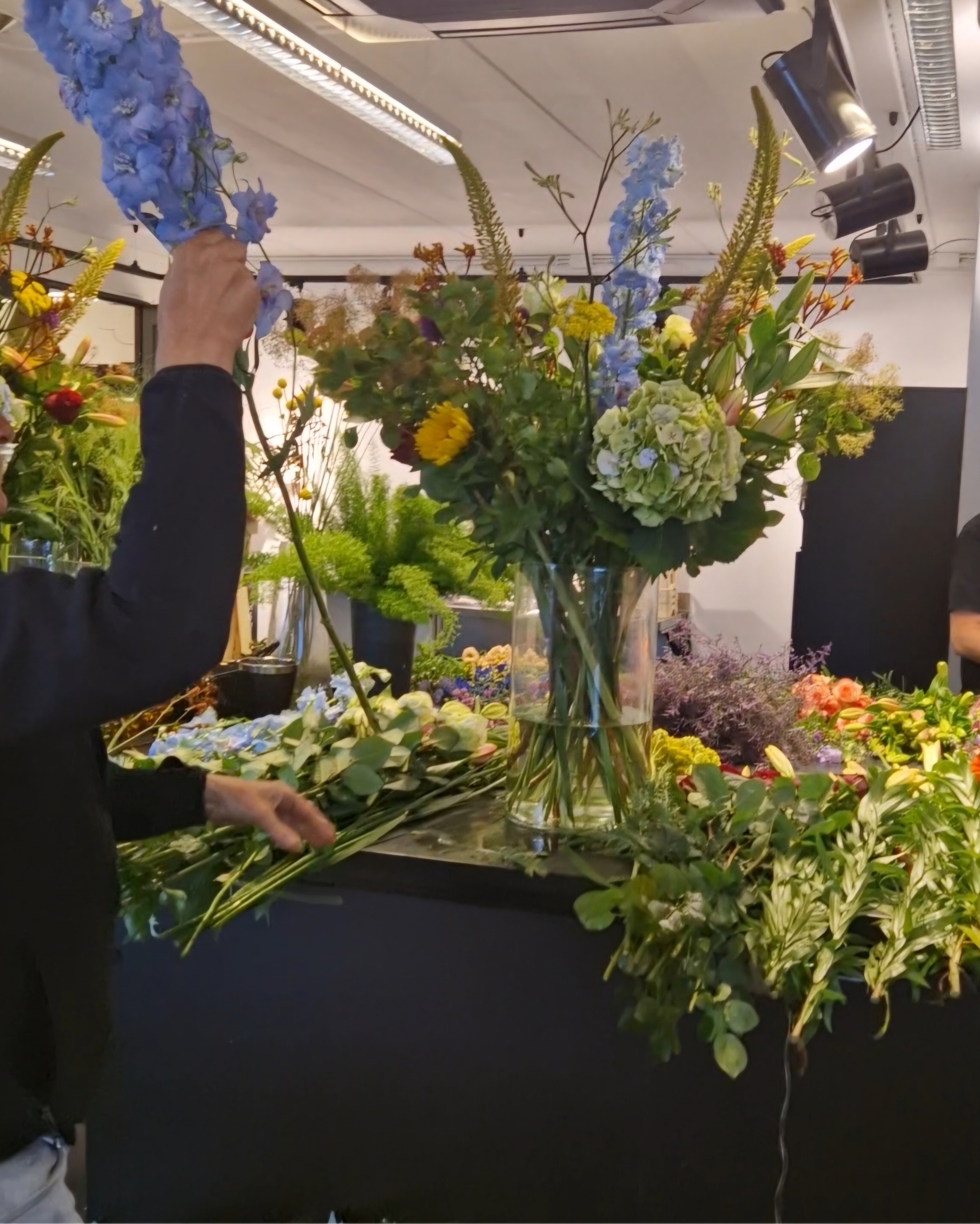 Een boeket bloemen dat in een vaas word gestopt