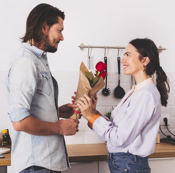 Man verrast zijn vrouw met een bos bloemen