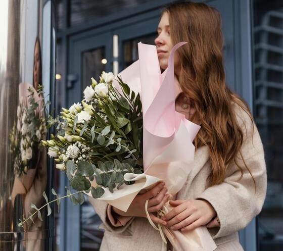 Vrouw loopt met een boeket bloemen